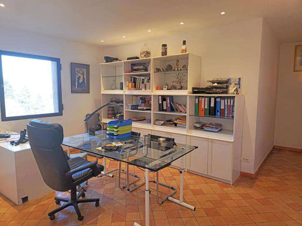 Maison contemporaine sur les hauteurs d'Apt avec terrain de plus d'un hectare, belle vue et volumes généreux.