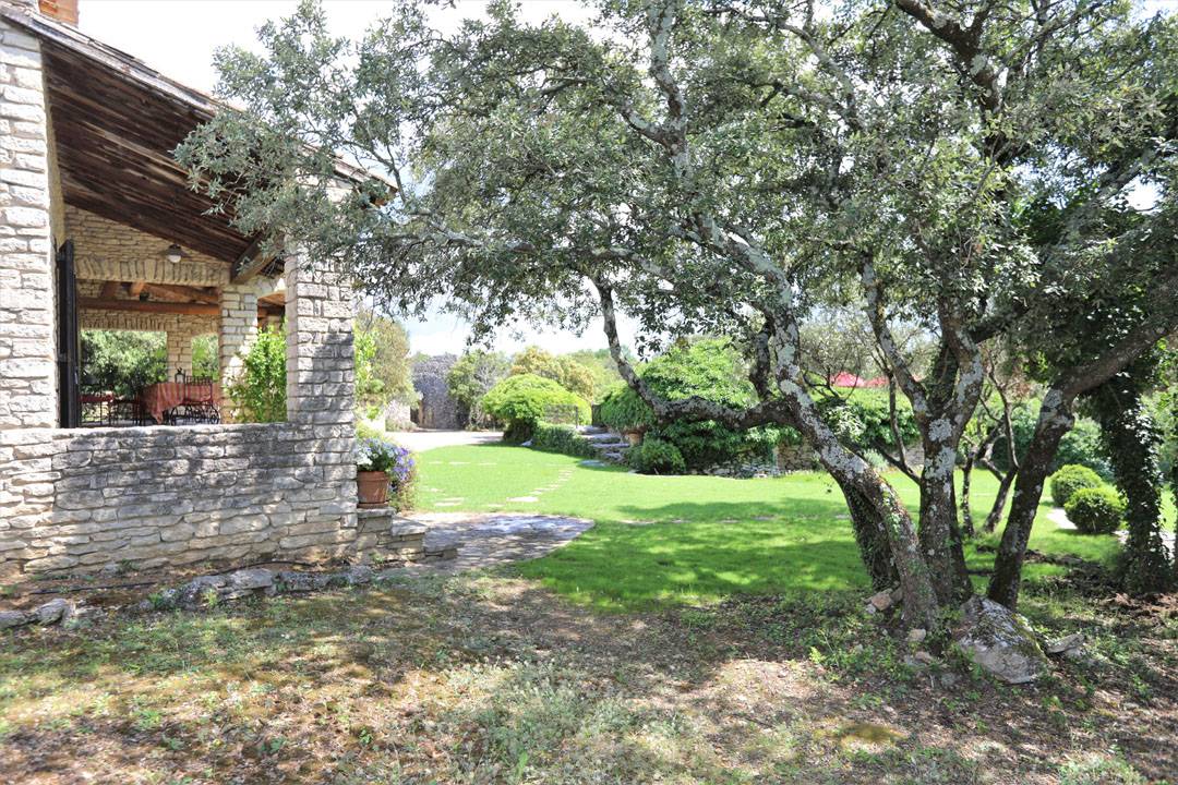 Gordes, maison 6 chambres avec dépendances sur superbe terrain clos   