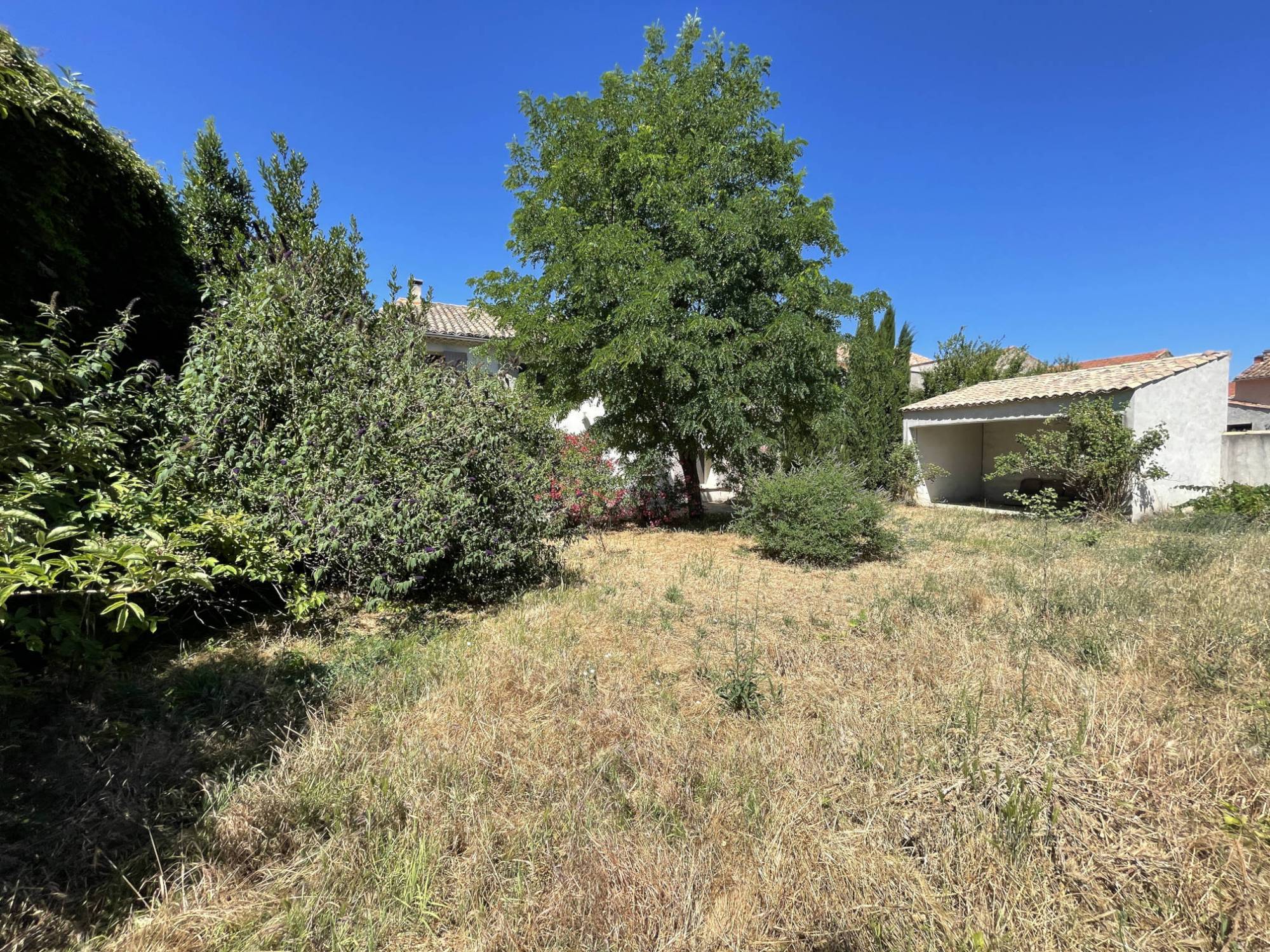 proche de Gigondas, spacieuse maison de village avec cour et grand jardin   