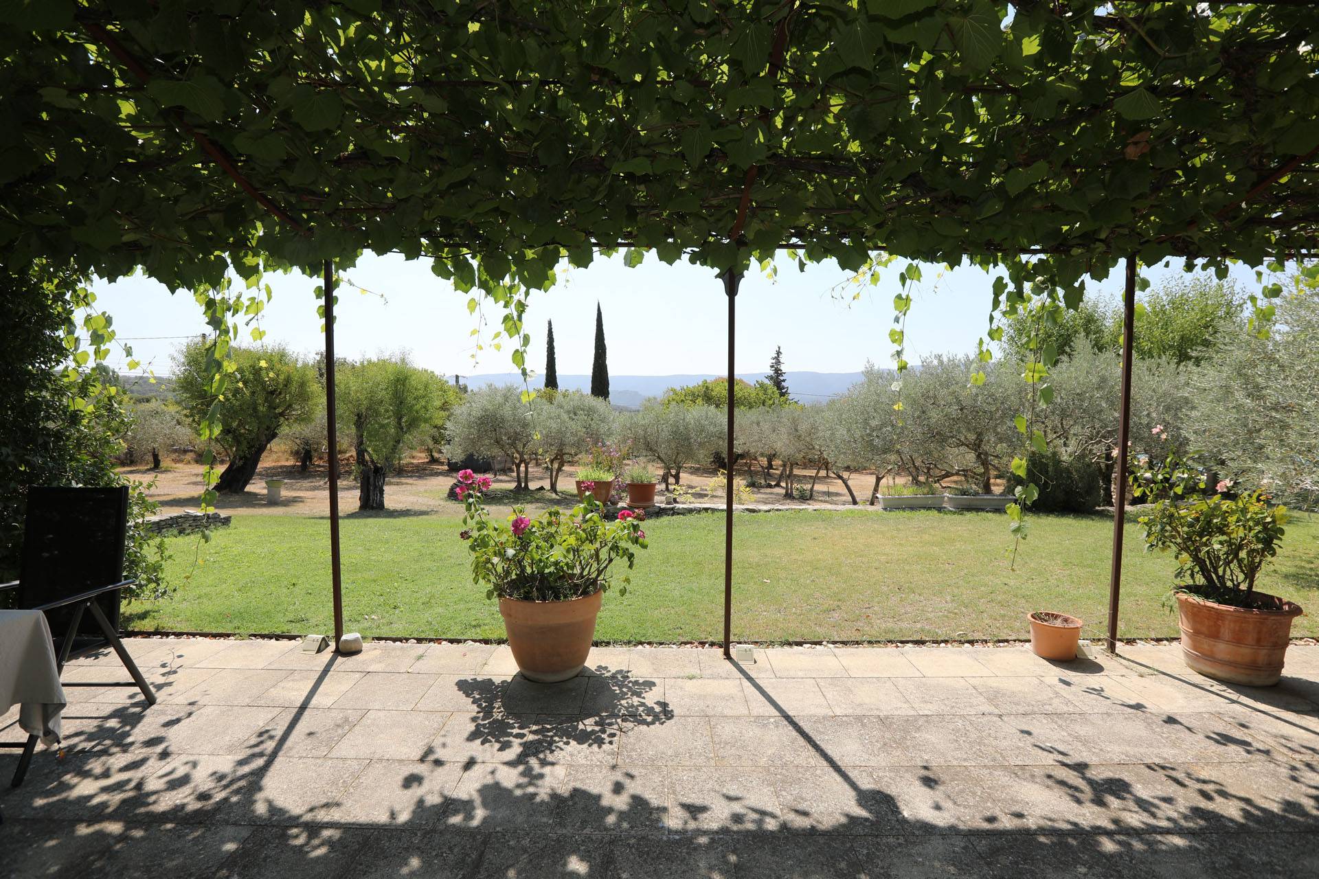 Gordes, propriété avec piscine, dépendances et belles vues.