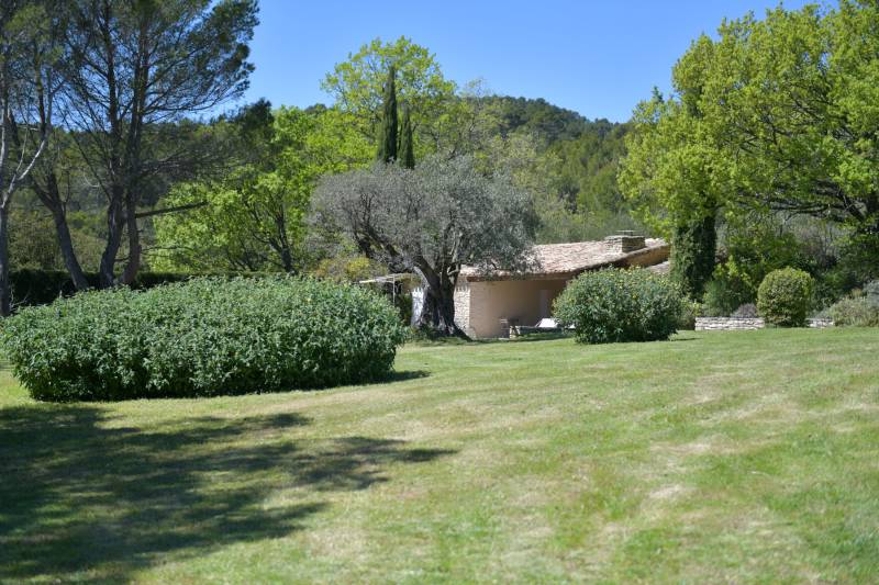 Grande propriété de famille d'agrément avec dépendances et piscine sur plus de 2 hectares face à la vallée et au Luberon.