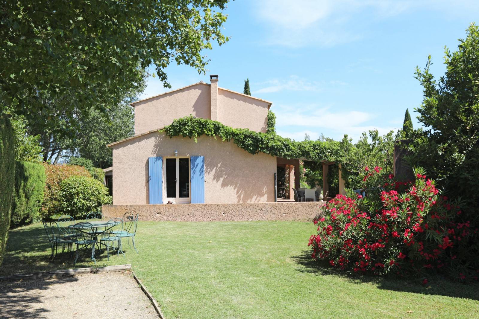 En vente à l'Isle-sur-la-Sorgue, proche du centre-ville, villa de 4 chambres avec dépendance et piscine sur terrain paysagé.