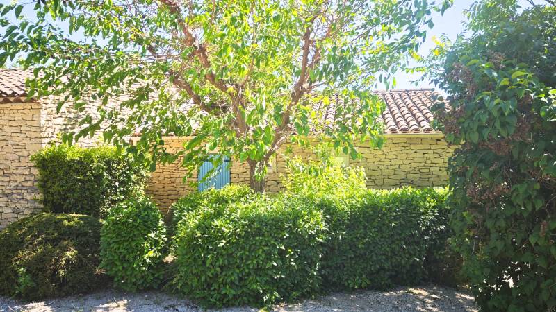 En exclusivité, rare à la vente, bastidon avec vue et piscine partagée dans le centre de Gordes. BIEN VENDU