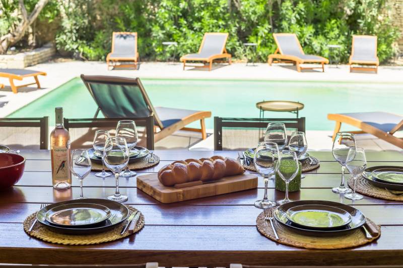 Au pied de Gordes, Mas rénové de 350 m² au pied de Gordes, alliant charme provençal et prestations haut de gamme.