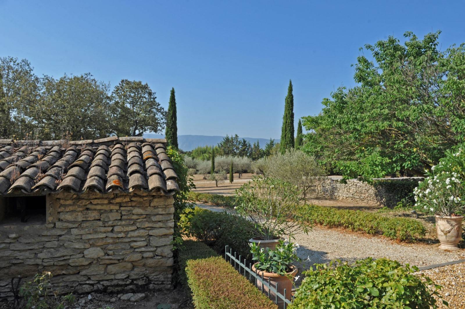 Grand mas rénové avec piscine sur 1 hectare proche de Gordes   