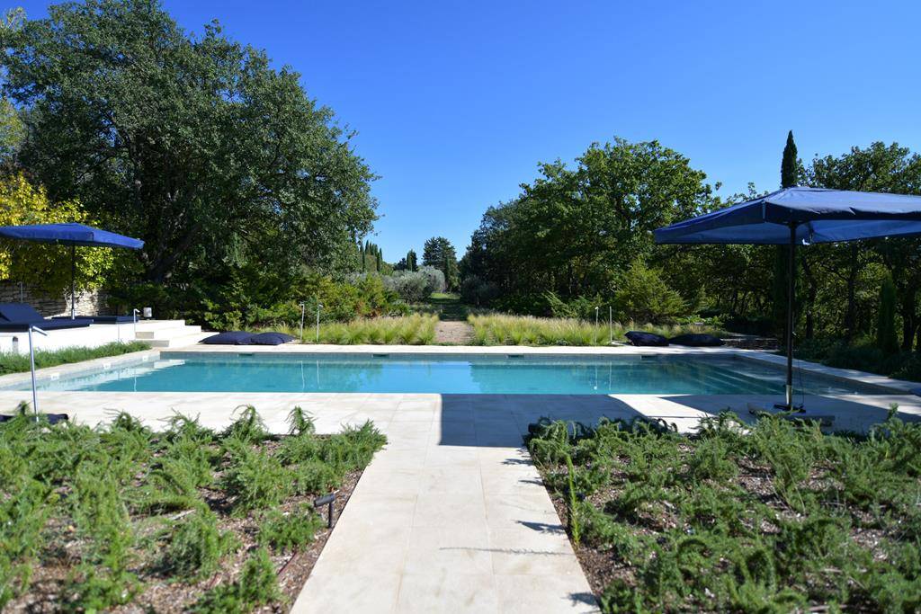 Luberon. Maison d’architecte au cœur d’une propriété de plus de 9 hectares.