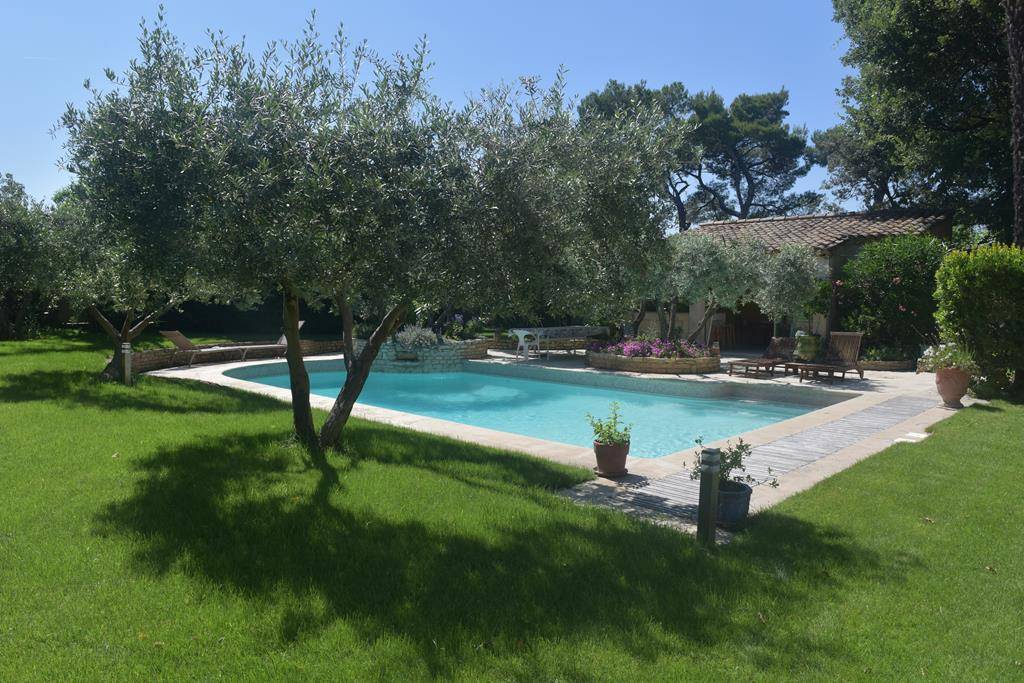 Au pied du Luberon, maison de qualité sur terrain paysagé   
