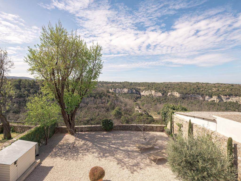 Pittoresque maison de village avec bassin provençal et vue panoramique   