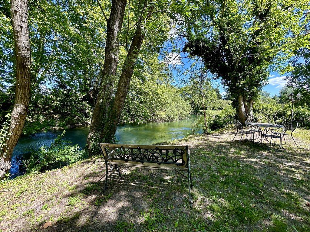 Propriété avec gîtes indépendants et piscine en bord de Sorgue   