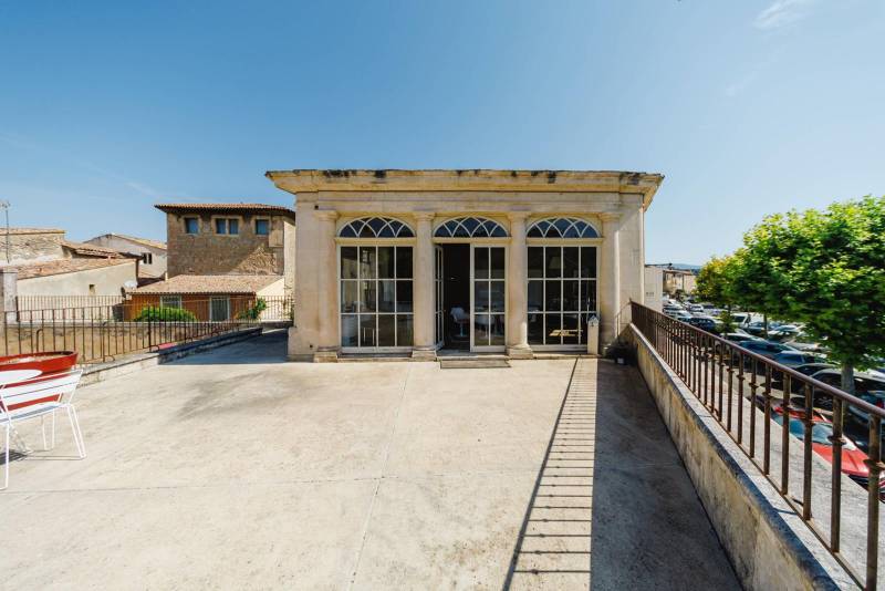 Bastide de ville du XVIIe siècle au cœur du Luberon, ancien couvent réhabilité, organisée autour d’un vaste patio central, offrant plus de 1 600 m².