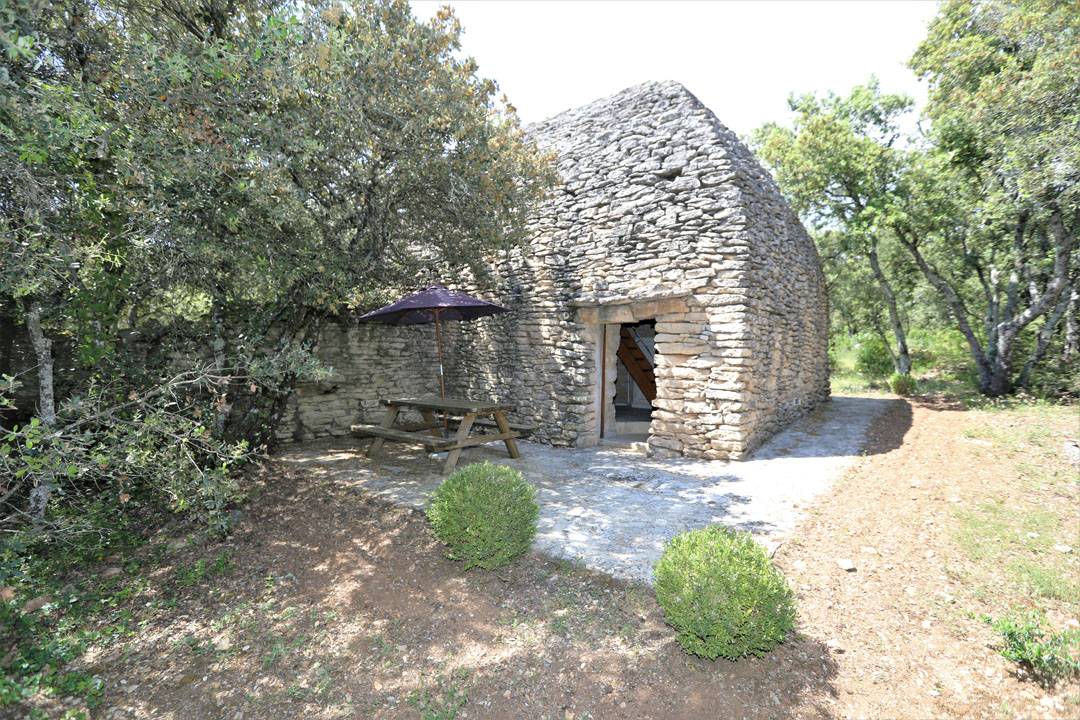 Gordes, maison 6 chambres avec dépendances sur superbe terrain clos   