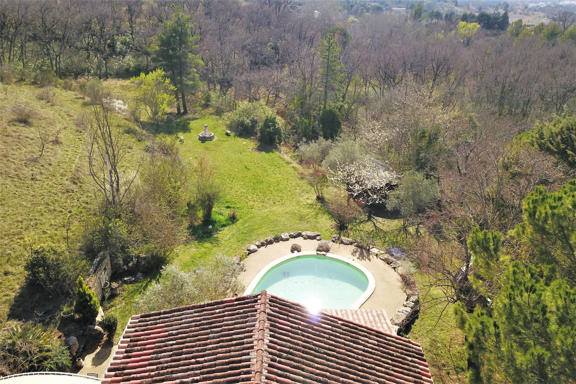 Luberon, maison avec piscine sur plus de 9000m²   