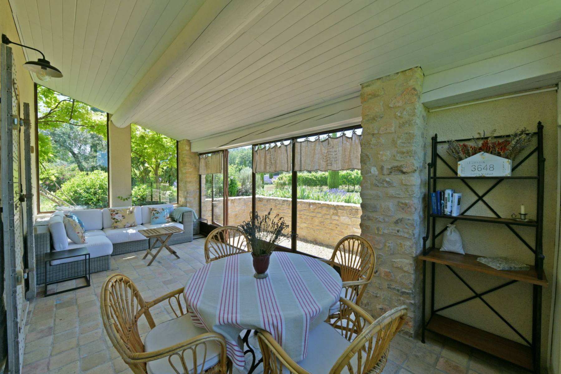EXCLUSIVITE - Rare et élégante propriété de charme sur 9 hectares de Provence   