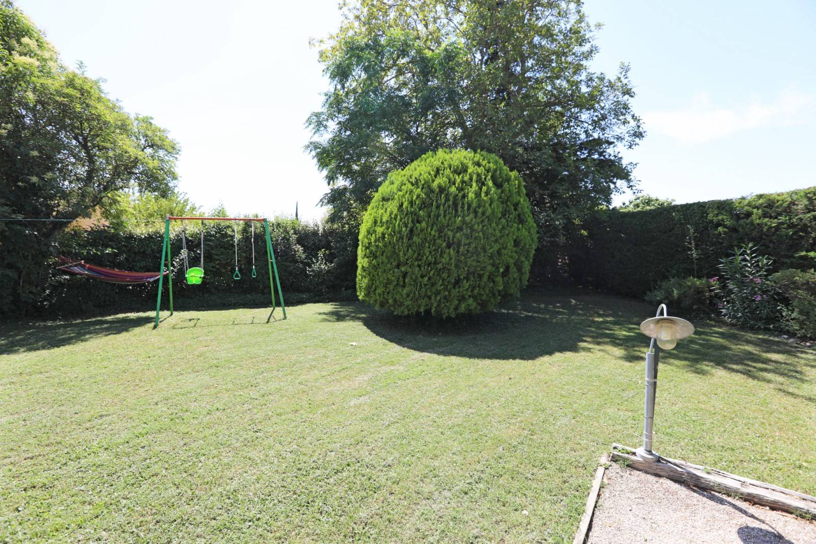 En vente à l'Isle-sur-la-Sorgue, proche du centre-ville, villa de 4 chambres avec dépendance et piscine sur terrain paysagé.