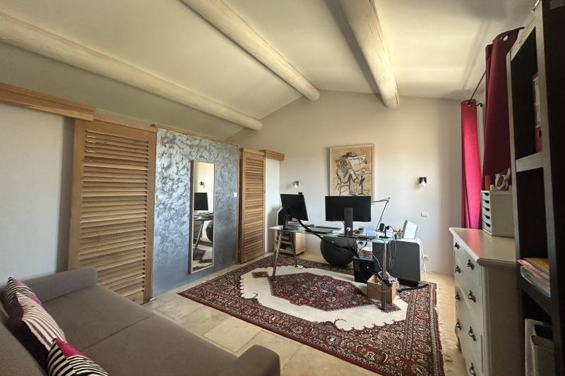 À Saint-Saturnin-lès-Apt, élégante propriété avec vue panoramique sur le Luberon, au cœur d’un parc paysager de 5 620 m² avec piscine.