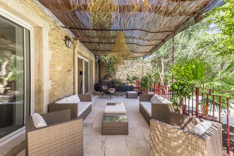 Au pied de Gordes, Mas rénové de 350 m² au pied de Gordes, alliant charme provençal et prestations haut de gamme.