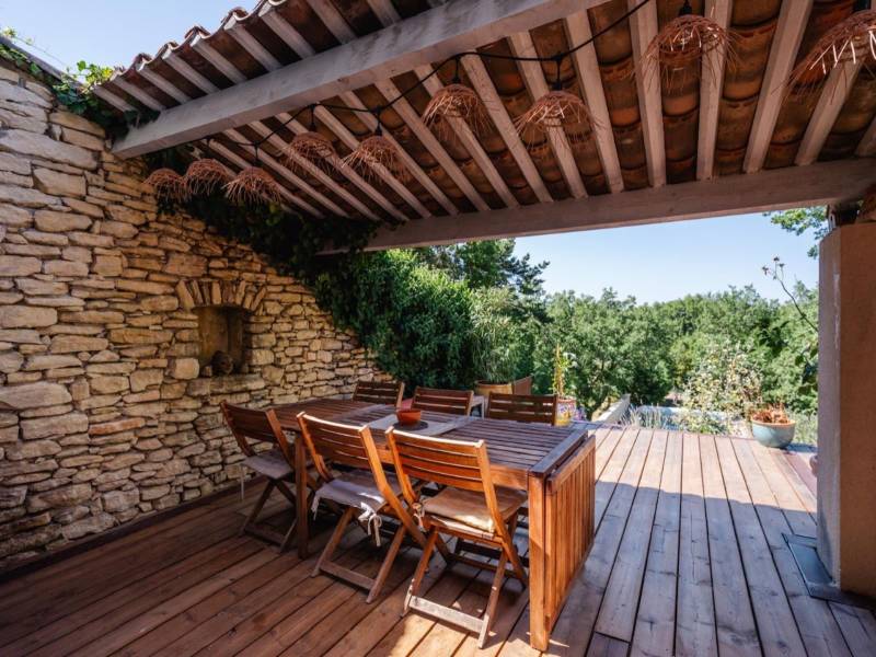 BIEN VENDU - Proche de Gordes, maison de hameau avec mitoyenneté, parfaitement restaurée avec jardin en restanques, piscine et parking.