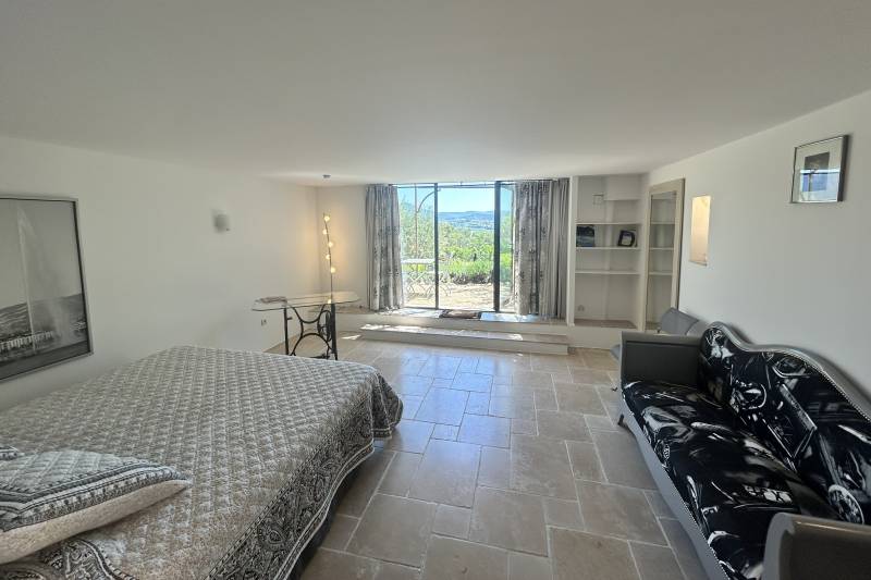 À Saint-Saturnin-lès-Apt, élégante propriété avec vue panoramique sur le Luberon, au cœur d’un parc paysager de 5 620 m² avec piscine.