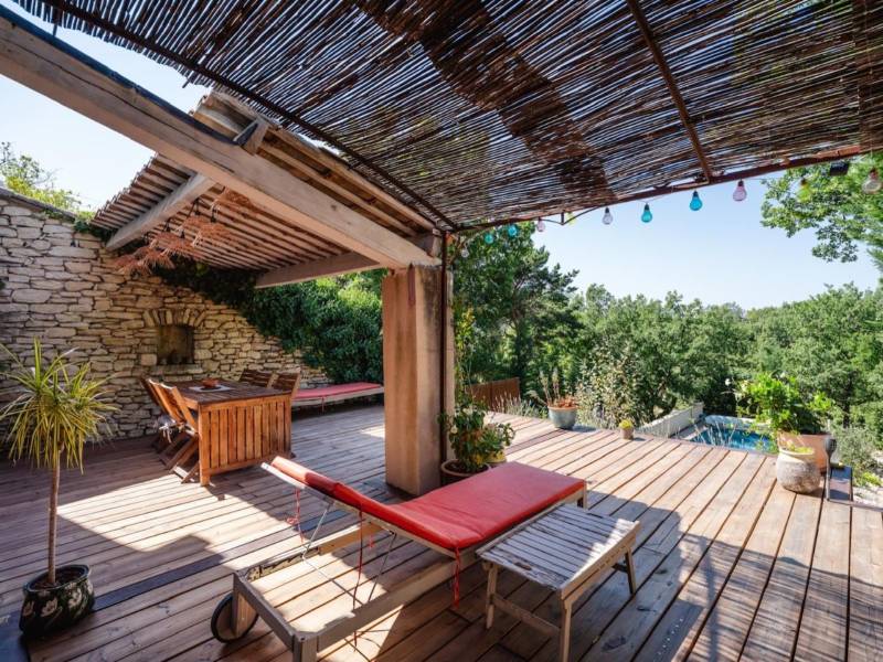 BIEN VENDU - Proche de Gordes, maison de hameau avec mitoyenneté, parfaitement restaurée avec jardin en restanques, piscine et parking.