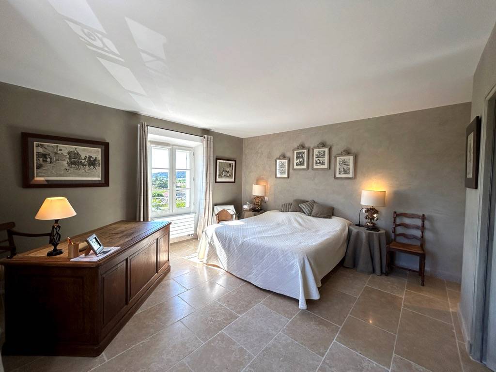 PROPRIETE EN POSITION DOMINANTE DE 290 m² AVEC JARDIN ET PISCINE    