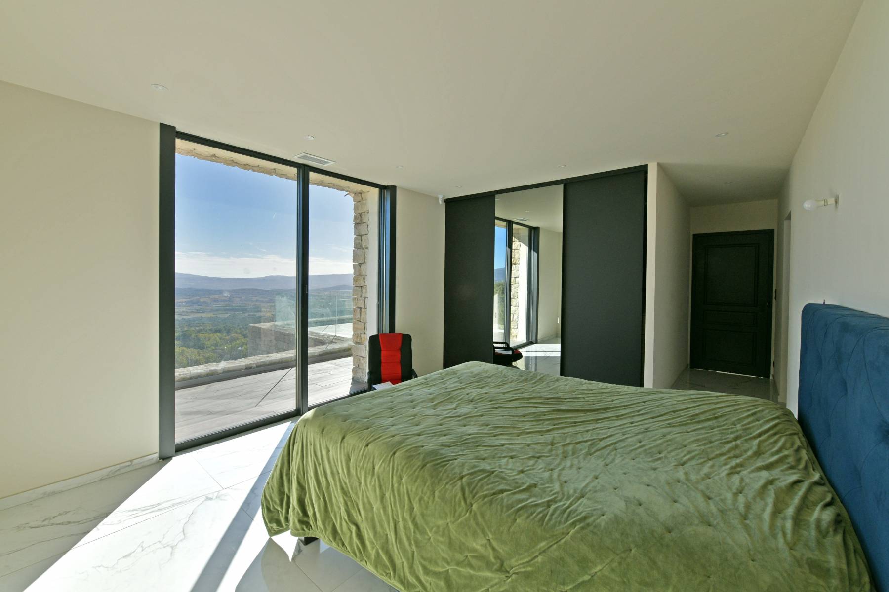 Villa contemporaine en position dominante face au Luberon   