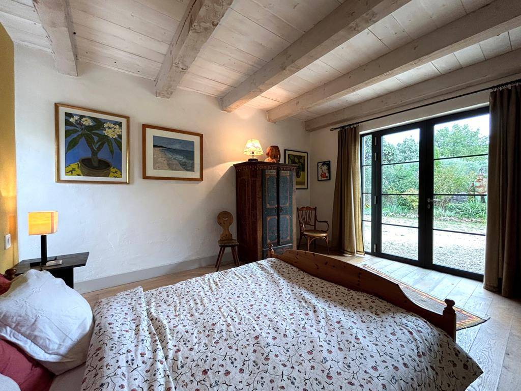 Maison de charme aux lignes contemporaines avec jardin luxuriant et bassin   