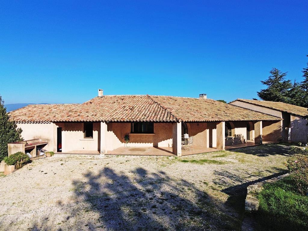 Maison contemporaine sur les hauteurs d'Apt avec terrain de plus d'un hectare, belle vue et volumes généreux.