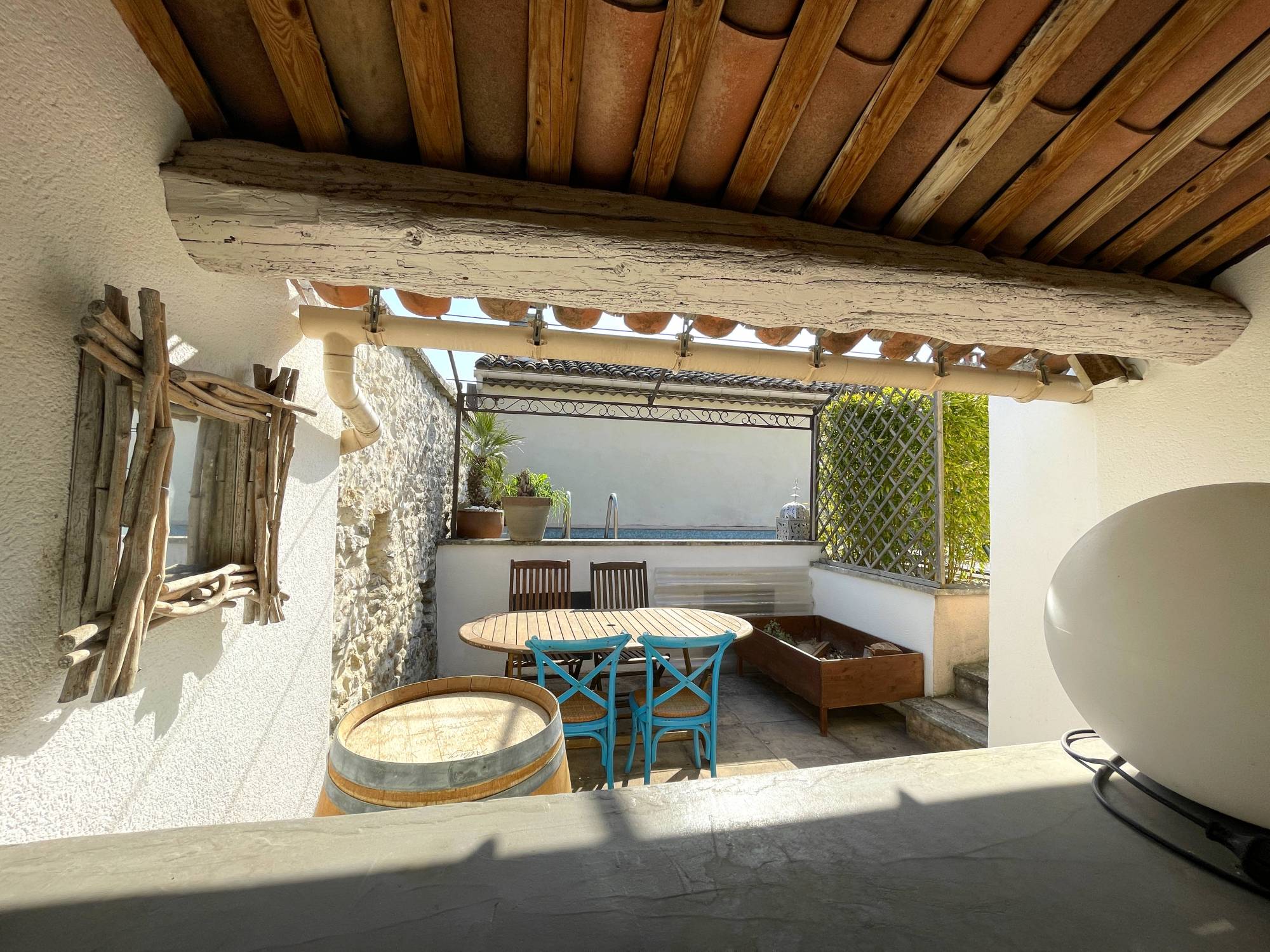 Exclusivité, Mas de village du XVIIIème siècle entièrement rénové avec cour et piscine   