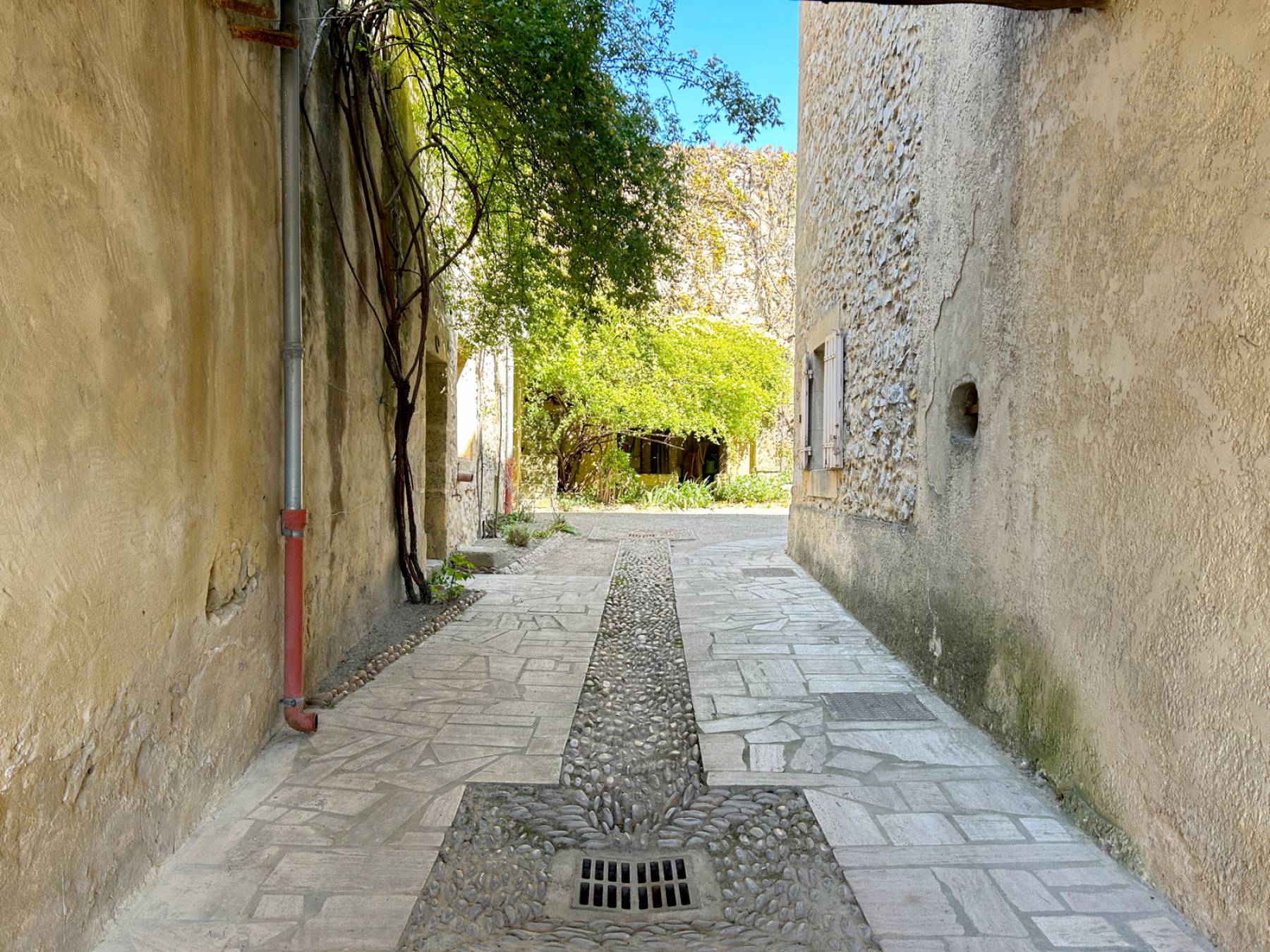 RARE : Maison de maître XVIIème siècle avec jardin et dépendances au cœur du village de Saint-Geniès-de-Comolas   