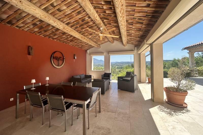 À Saint-Saturnin-lès-Apt, élégante propriété avec vue panoramique sur le Luberon, au cœur d’un parc paysager de 5 620 m² avec piscine.