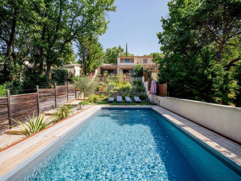 Maison en pierres avec piscine dans le Luberon