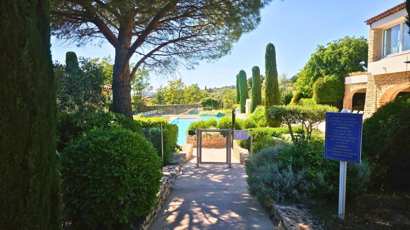 En exclusivité, rare à la vente, bastidon avec vue et piscine partagée dans le centre de Gordes. BIEN VENDU