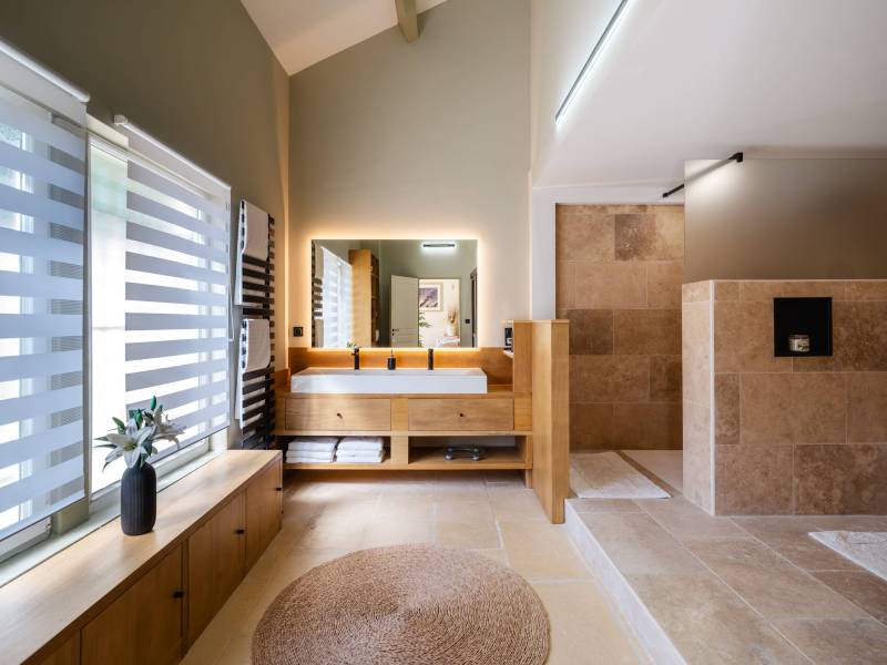 Espace bien-être contemporain : Salle d'eau moderne avec double vasque et douche à l'italienne, alliant confort actuel et charme de l'ancien.