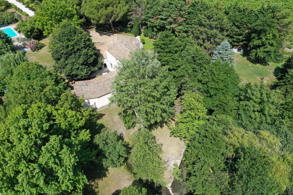 ISLE SUR LA SORGUE : AGRÉABLE PROPRIÉTÉ DE FAMILLE EN BORDURE DE RIVIÈRE   