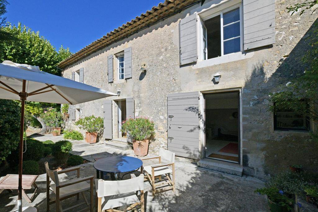 Façade mas en pierres proche de Gordes