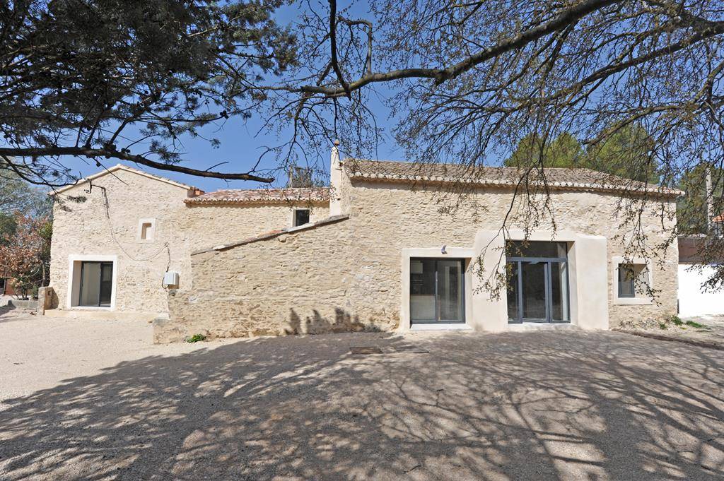 L'Isle-sur-la-Sorgue. Mas entièrement rénové proche ville   
