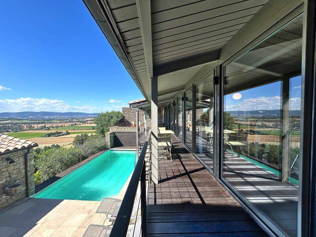 Drôme provençale : maison contemporaine rénovée avec vues   