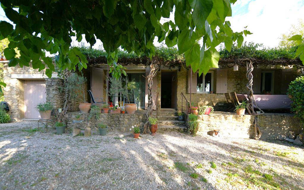 Gordes. Maison en pierres proche village   