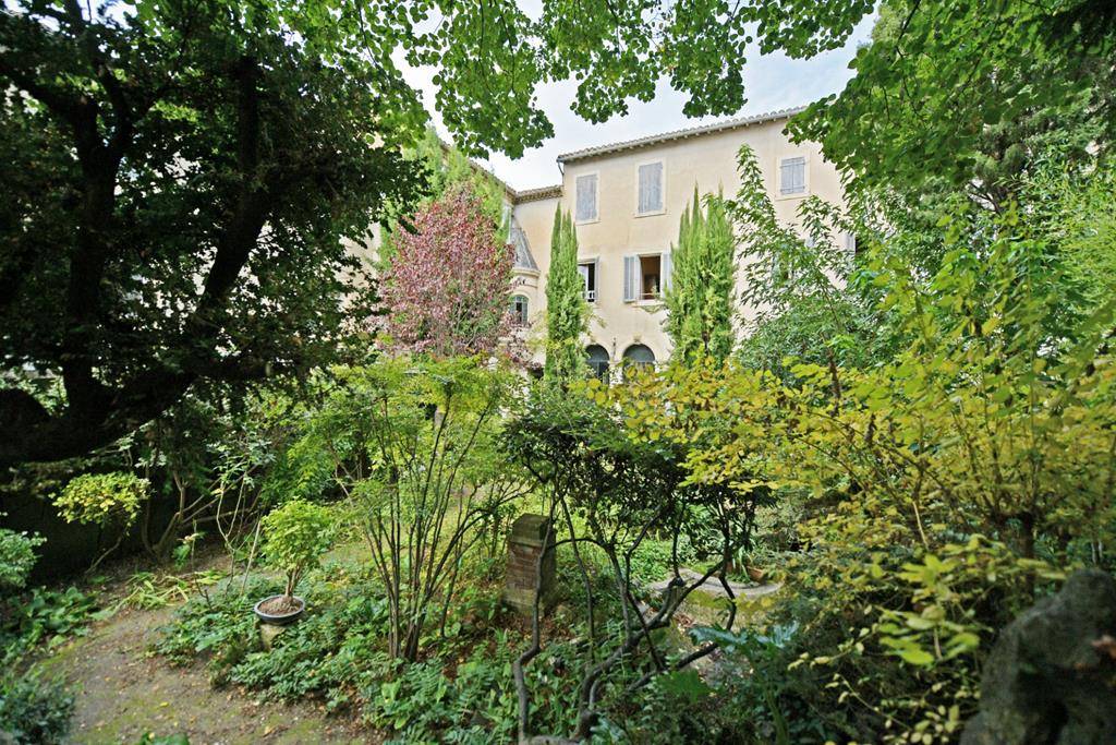 A la vente, élégant hôtel particulier Renaissance à rénover avec jardin, annexes et appartements indépendants au centre de l'Isle-sur-la-Sorgue.