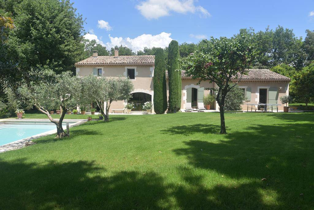 Au pied du Luberon, maison de qualité sur terrain paysagé   