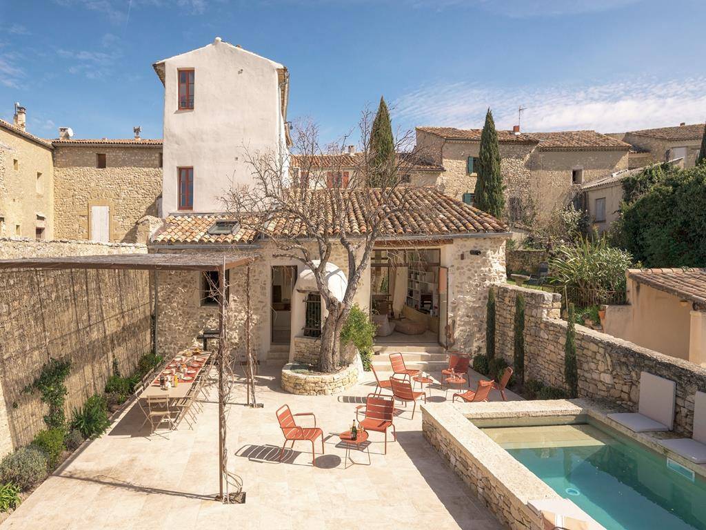 Pittoresque maison de village avec bassin provençal et vue panoramique   