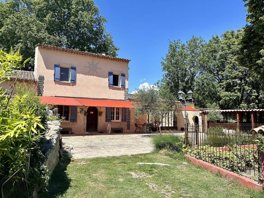 Propriété avec gîtes indépendants et piscine en bord de Sorgue   