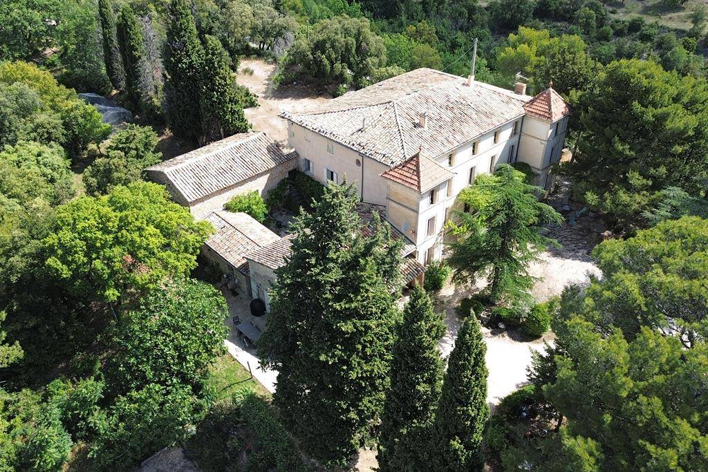 Belle propriété sur les hauteurs de Saint-Saturnin-Les-Apt avec vue dominante   