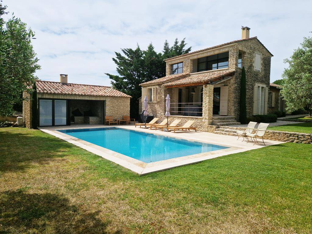 MAISON EN PIERRES AVEC PISCINE ET GARAGES   