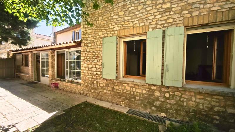 maison ancienne rénovée au fil des années, proposant une belle cour intérieure