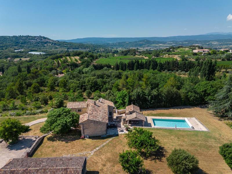 Vente dans le Luberon, élégante propriété en pierres avec vues sur Bonnieux et Lacoste, récemment restaurée et de nombreuses prestations.