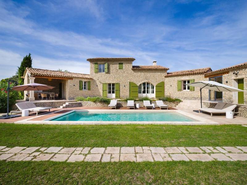 Cette maison en pierres sèches, soigneusement rénovée, marie avec élégance le charme provençal et le confort contemporain.