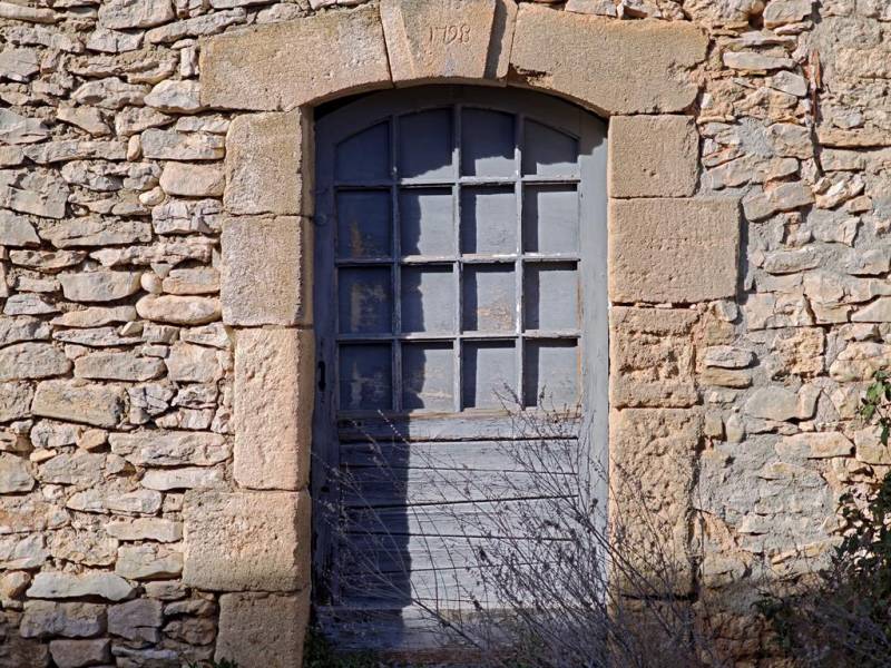 A vendre à Lioux, magnifique ferme en pierres à restaurer totalement avec beaucoup de potentiel et de charme.