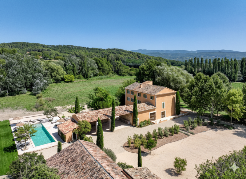 A la vente, bastide et corps de ferme rénovés avec dépendances, sur plus de 4,3 hectares, à proximité de Roussillon et de Bonnieux