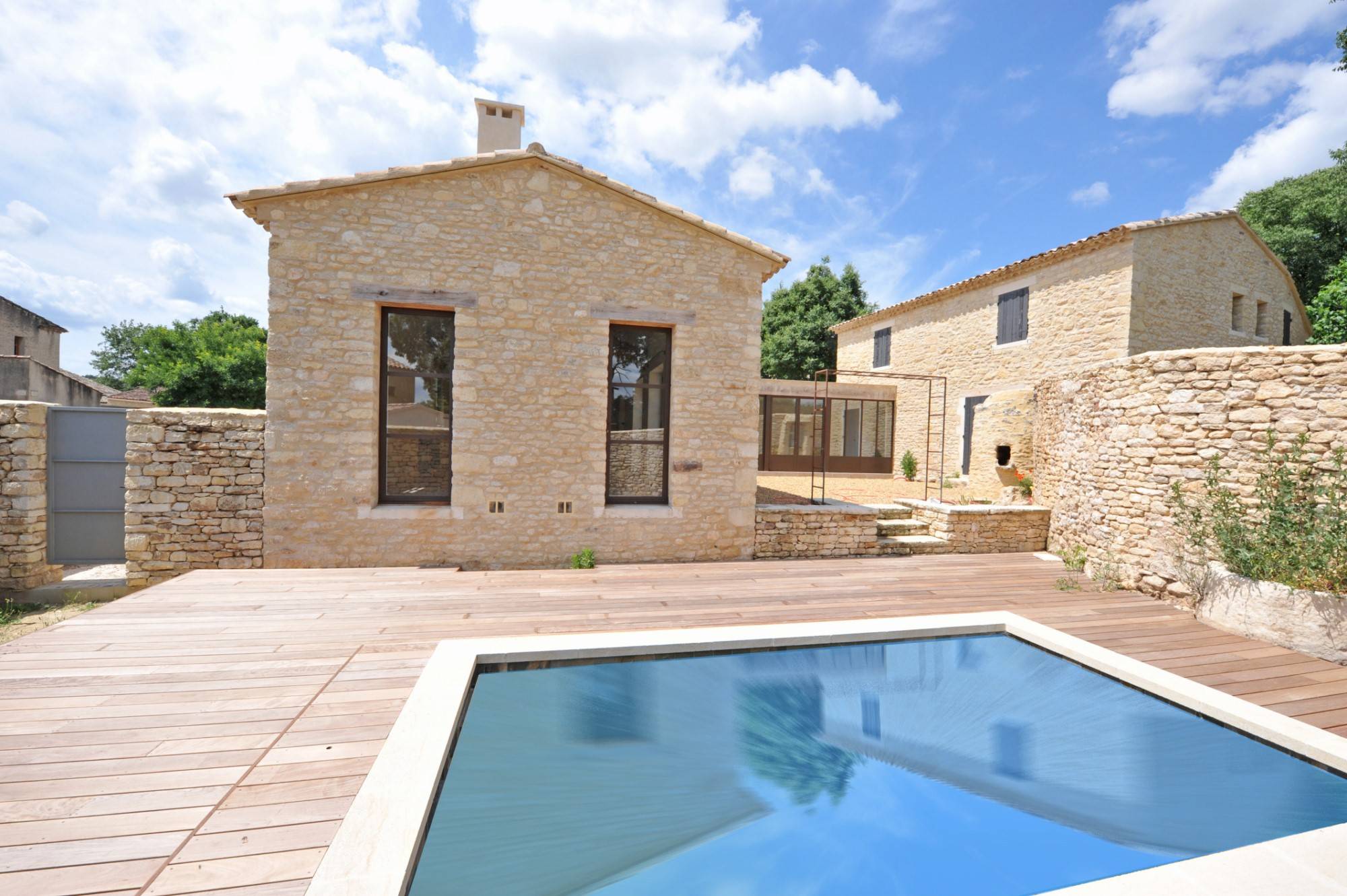 proche Gordes, maison de village avec jardin et bassin   